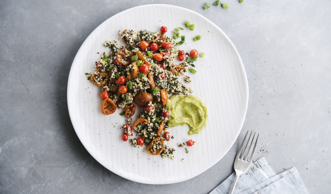 Quinoa salade met guacamole, tomaat en sweety drops